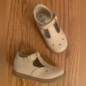 Footmates girl’s mary janes. Size 6.